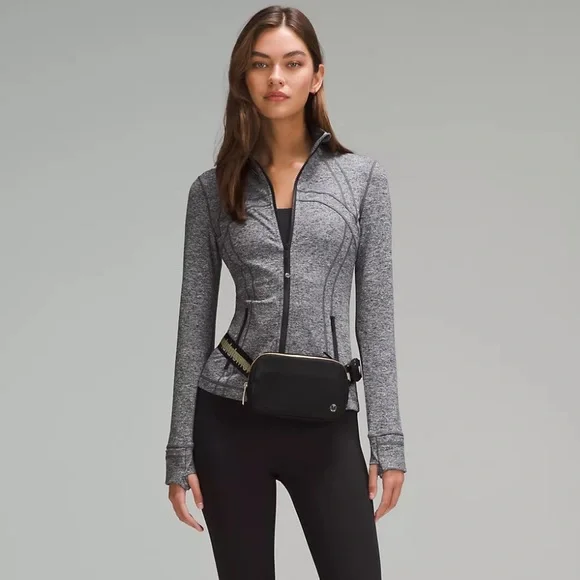 Lululemon Everywhere Belt Bag Black & Gold Logo Strap Crossbody Bag Nwt - Picture 3 of 6